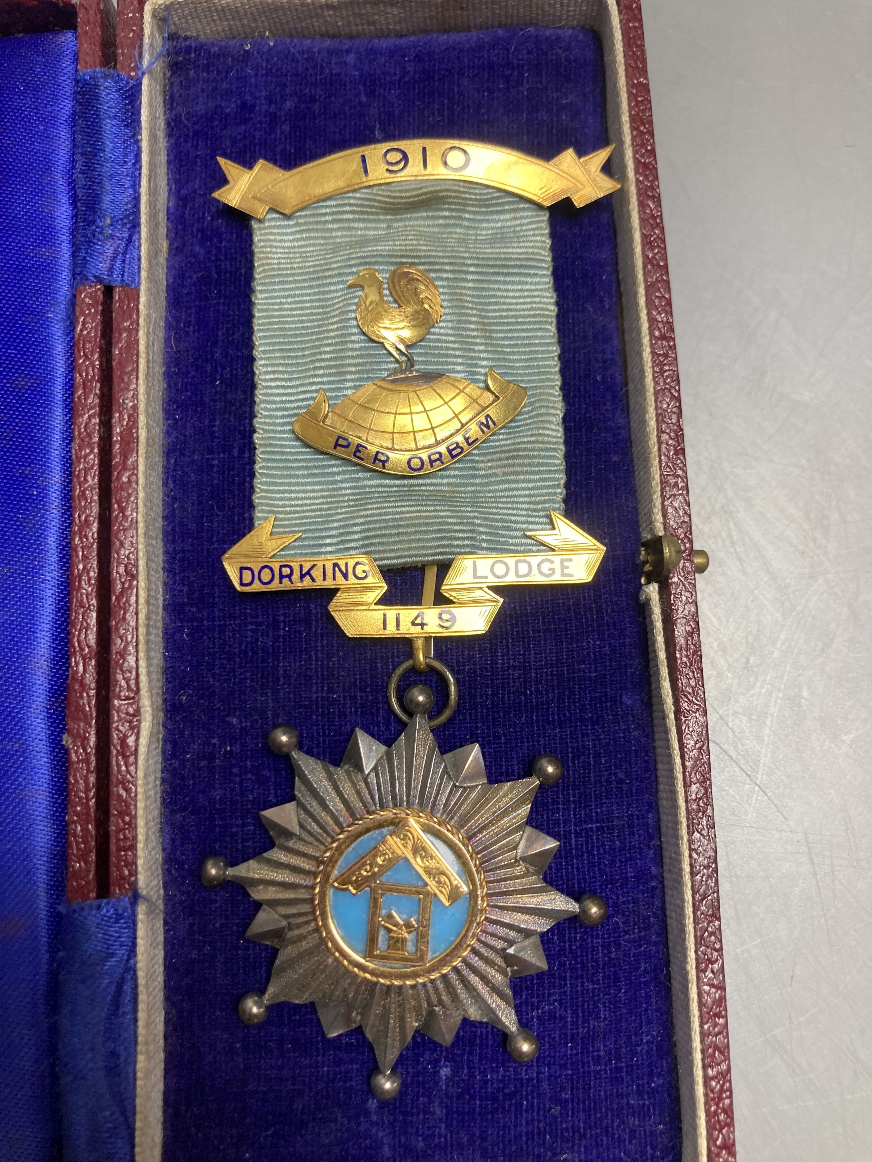 An early 20th century 9ct gold and enamel masonic jewel, Dorking Lodge 1149, overall 11.5cm, gross 29 grams.